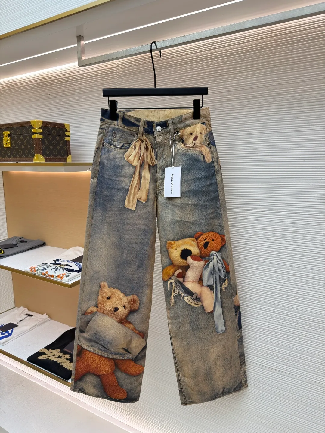 Acne Studios 1981 Teddy Bear 3D printed wide-leg jeans ●Original version: purchased and developed by 6874 ●Item number: 1681986-A80 ●Material: denim fabric ●Technology: 3D printing ●Version: loose fit ●Weight: about 660 grams ●Size: XS-S-M-L-XL-XXL ●Description: These teddy bear-themed jeans are made of 100% heavyweight cotton denim and are pre-shrunk to ensure size stability. The core technology is digital direct-injection printing from Heidelberg, Germany. The teddy bear pattern is first positioned and printed and then cut into a single piece to ensure the integrity of the pattern and position accuracy. It is paired with handmade three-dimensional patching + ribbon decoration, and sewing reinforcement is used to make the doll elements present a 3D level. The washing process goes through 5 processes: desizing, atomizing, manual re-spraying, color setting and distressing, and finally forming an aged gradient blue tone. The hardware uses custom logo buttons, and a built-in lining at the waistband enhances stiffness. The pants are straight and wide-leg cut, taking into account both relaxation and comfort. The overall wiring is straight and delicate, the fabric is comfortable and soft, and the color is consistent without color difference. It can be matched with the same style to create a fashionable look and control various occasions. Customized accessories, complete with three standards, same style for men and women!